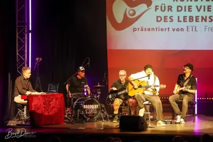 Dagobert Weiß - Sänger & Songwriter / Multiinstrumentalisist live beim Hospiz Katharienenhaus Reinickendorf e.V. Künstler für die Vielfalt des Lebens